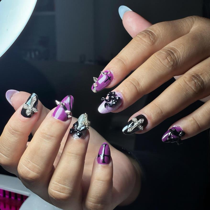 Nail art violeta e preta com detalhes tridimensionais feita por Julia Amorim